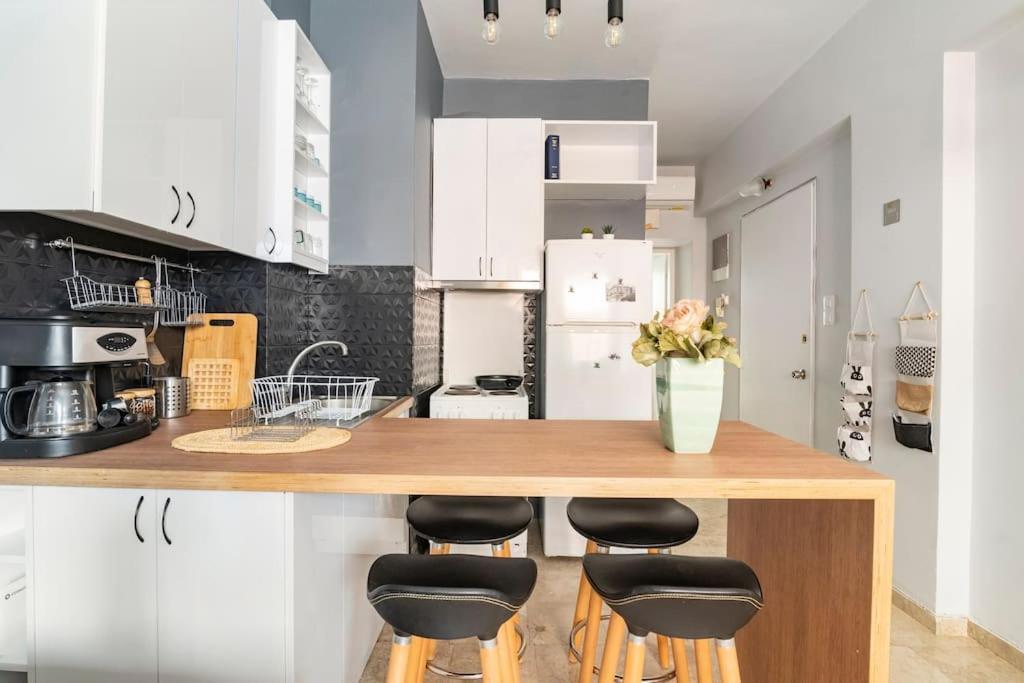 Sunny Apartment Right Under Parthenon Атина Екстериор снимка