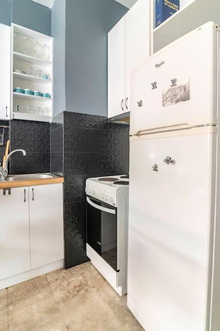 Sunny Apartment Right Under Parthenon Атина Екстериор снимка